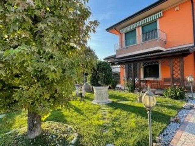 Case e ville in vendita di 289 m² in Via Monteortone