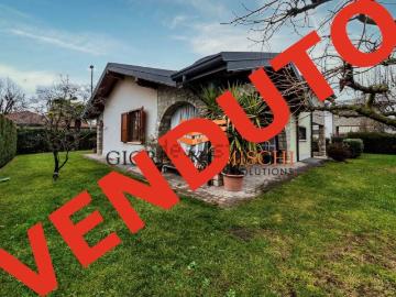 Case e ville in vendita di 290 m² in Via 2 Giugno
