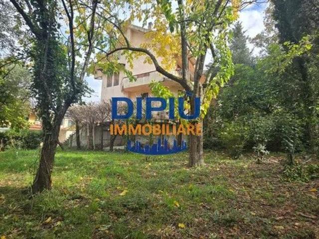 Case e ville in vendita di 290 m² in Via Coriolano Martirano, 32