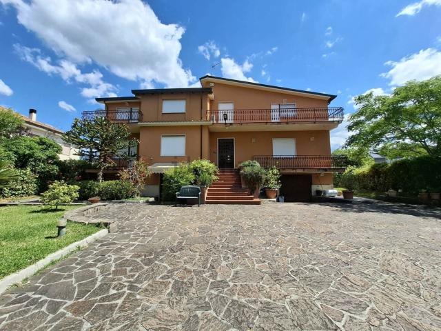 Case e ville in vendita di 290 m² in Via Campo la Guzza, 43