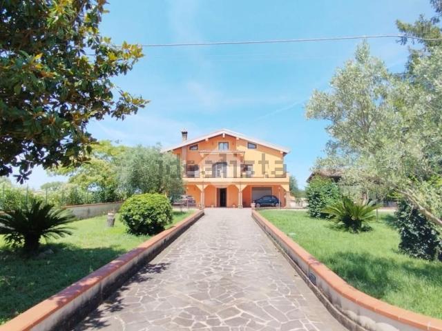 Case e ville in vendita di 290 m² in Via Casamarina, 58