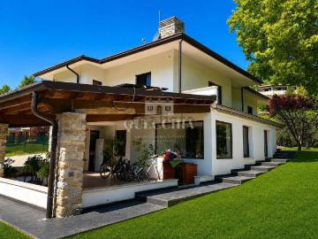 Case e ville in vendita di 290 m² in Via Castellana