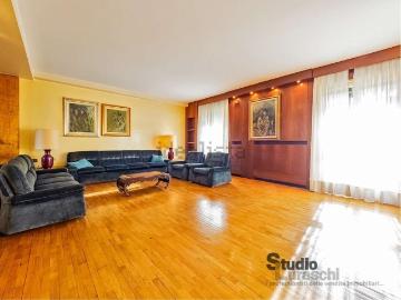 Case e ville in vendita di 290 m² in Via Alessandro Volta
