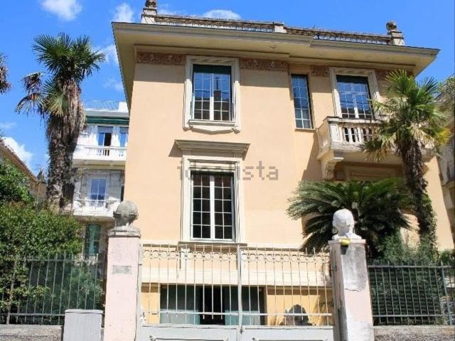 Case e ville in vendita di 290 m² in Via Bettino Ricasoli