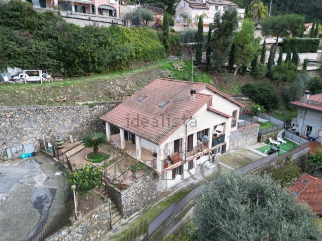 Case e ville in vendita di 290 m² in Via G.Calsamiglia, 3