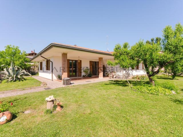 Case e ville in vendita di 290 m² in Via Asseggiano, 111
