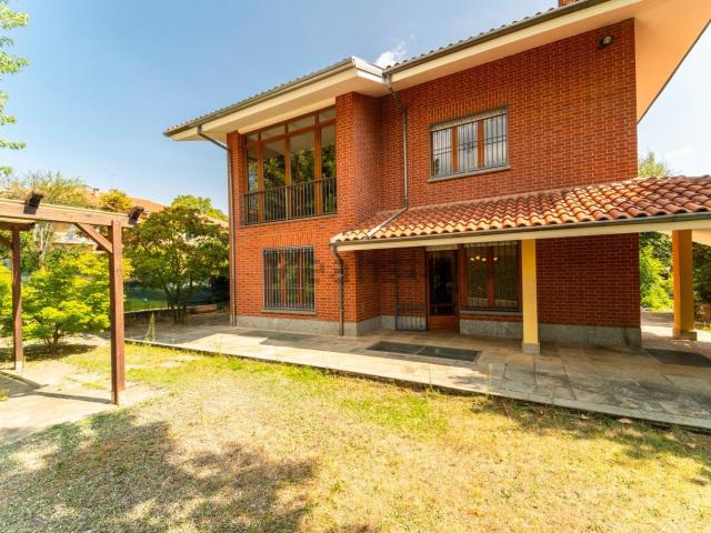 Case e ville in vendita di 303 m² in Via dei Glicini, 1