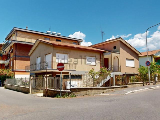 Case e ville in vendita di 290 m² in Via delle Acque, 1
