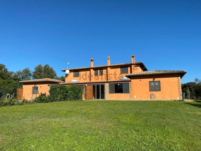 Case e ville in vendita di 290 m² in Via delle grotte