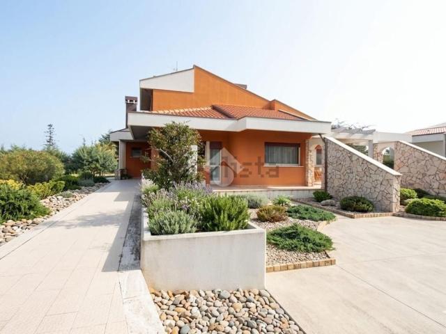 Case e ville in vendita di 290 m² in Via delle Rose, 41