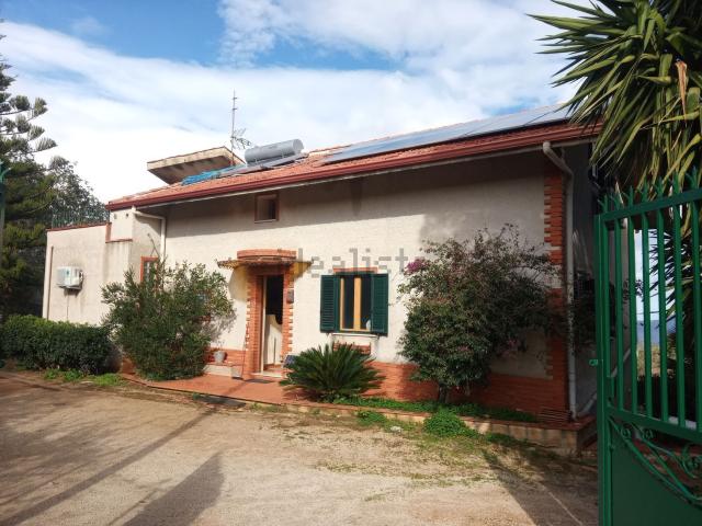 Case e ville in vendita di 290 m² in Via EVA PERON, 29