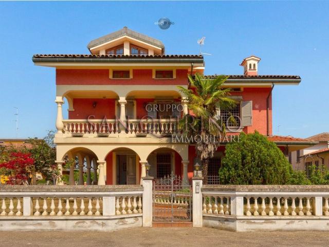 Case e ville in vendita di 290 m² in Via Firenze, 12