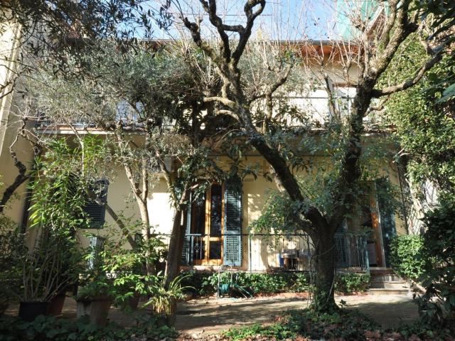 Case e ville in vendita di 290 m² in Via Fra&apos  Ruffino