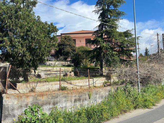 Case e ville in vendita di 290 m² in Via Francesco Petrarca, 8