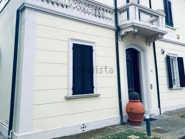 Case e ville in vendita di 290 m² in Via Livornese