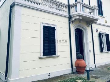 Case e ville in vendita di 290 m² in Via Livornese