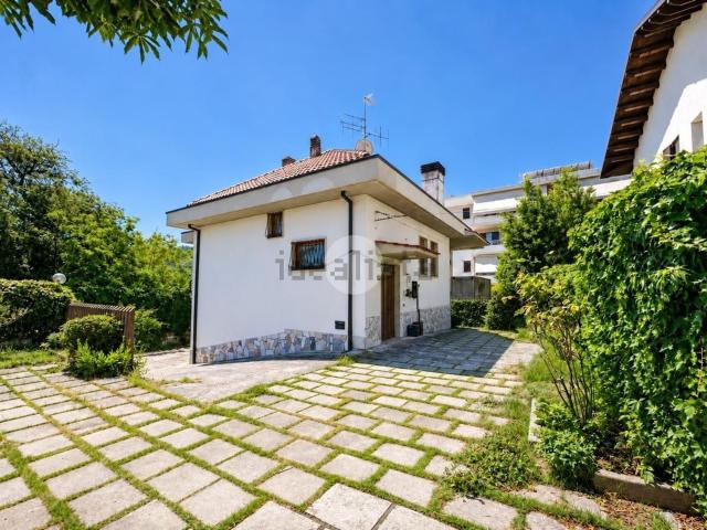 Case e ville in vendita di 290 m² in Via Luigi Tripoti, 30