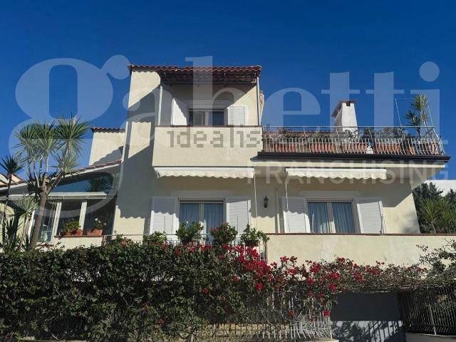 Case e ville in vendita di 290 m² in Via Montenuovo Licola Patria, 138