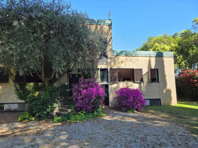 Case e ville in vendita di 290 m² in Via Marmenia