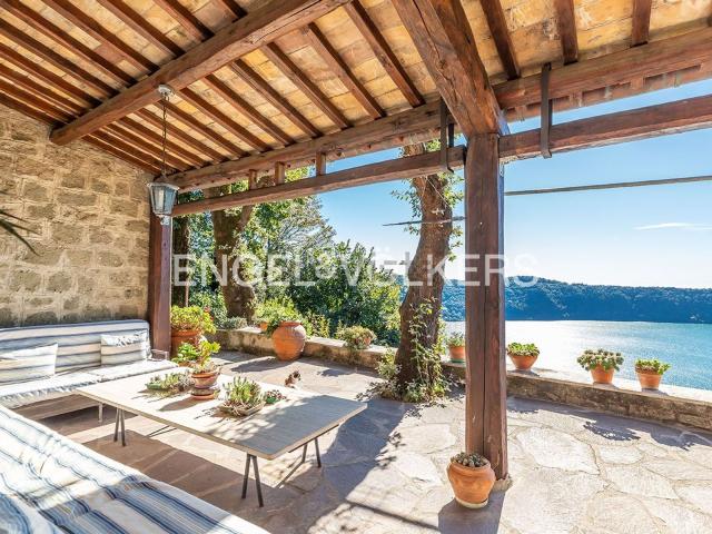 Case e ville in vendita di 290 m² in Via Spiaggia del Lago