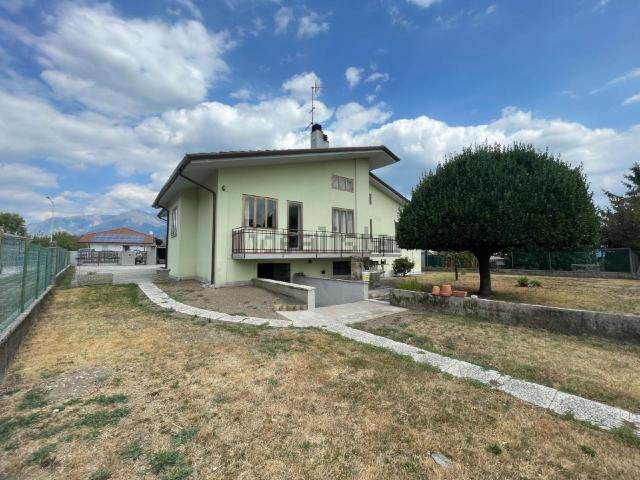 Case e ville in vendita di 290 m² in Via Pineta, 7