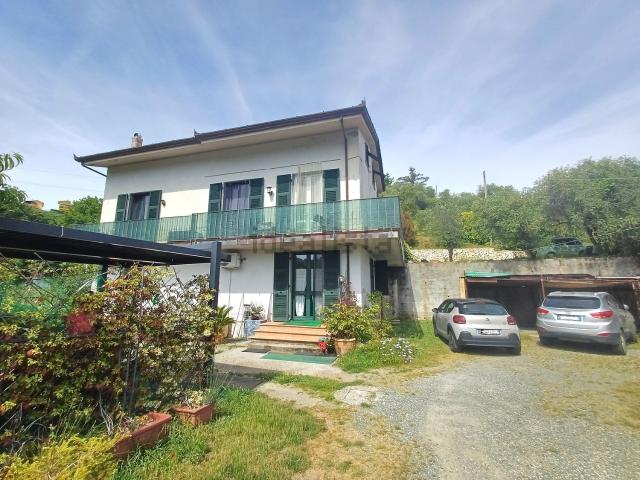 Case e ville in vendita di 290 m² in Via Pratola