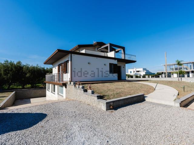 Case e ville in vendita di 290 m² in Via Trassari