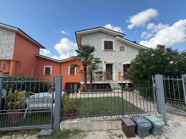 Case e ville in vendita di 290 m² in Via Turano