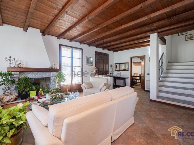 Case e ville in vendita di 290 m² in Via Ubaldo Torre, 4