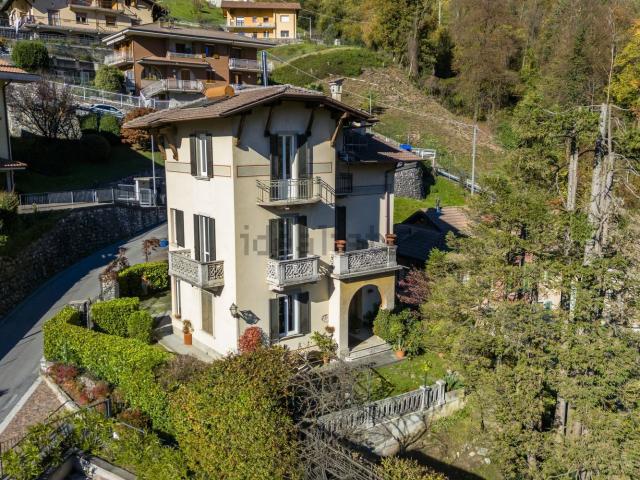 Case e ville in vendita di 290 m² in Viale della Vittoria, 41