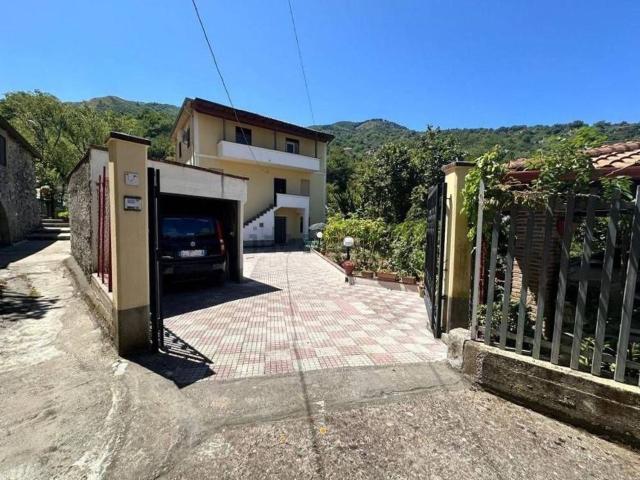 Case e ville in vendita di 290 m² in Contrada Mercurio, 40