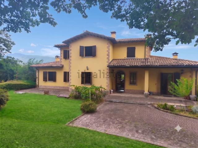 Case e ville in vendita di 479 m² in Via Ortale