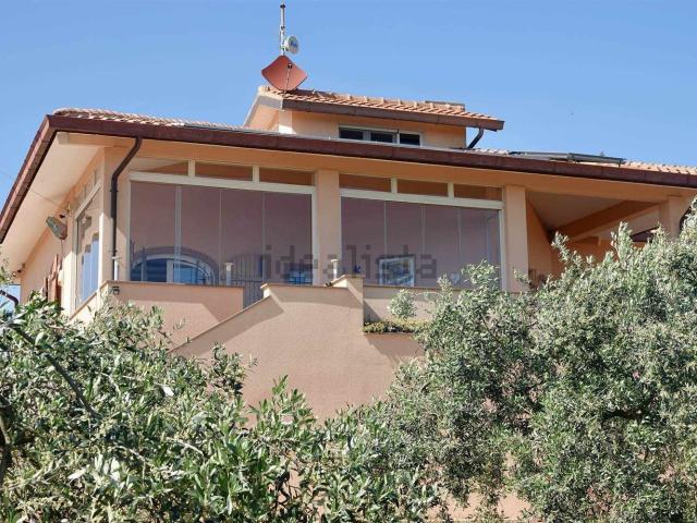 Case e ville in vendita di 291 m² in Via della Lombarda