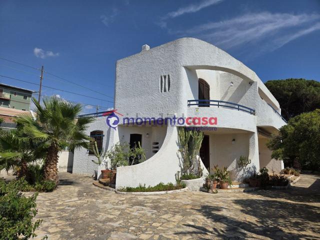 Case e ville in vendita di 291 m² in Via Parallelo 38, 585