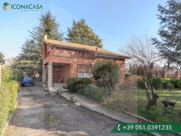 Case e ville in vendita di 291 m² in Via Vizzano, 38