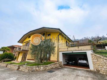 Case e ville in vendita di 292 m² in Via Castello