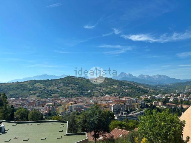Case e ville in vendita di 292 m² in Via Francesco Marcacci