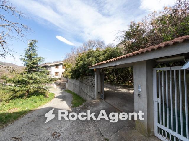 Case e ville in vendita di 292 m² in Via Onofrio Colace