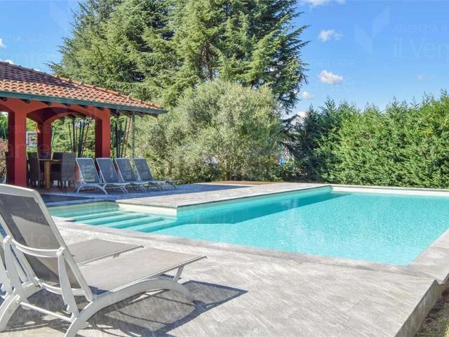 Case e ville in vendita di 292 m² in Via Madonna della Motta