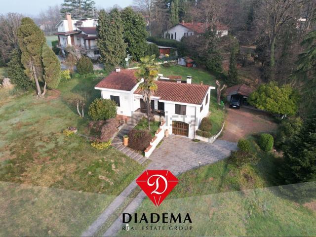Case e ville in vendita di 293 m² in Via Besnate, 2