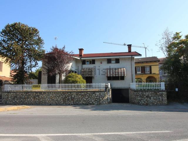Case e ville in vendita di 293 m² in Piazza IV Novembre, 10