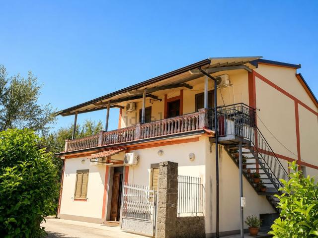 Case e ville in vendita di 294 m² in Via Arcella