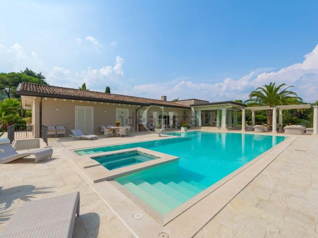 Case e ville in vendita di 294 m² in Via Fontanamonte