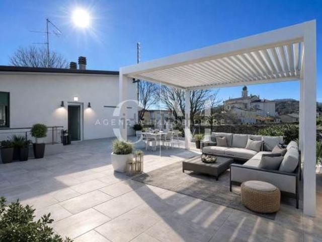 Case e ville in vendita di 294 m² in Via Martiri della Libertà, 16