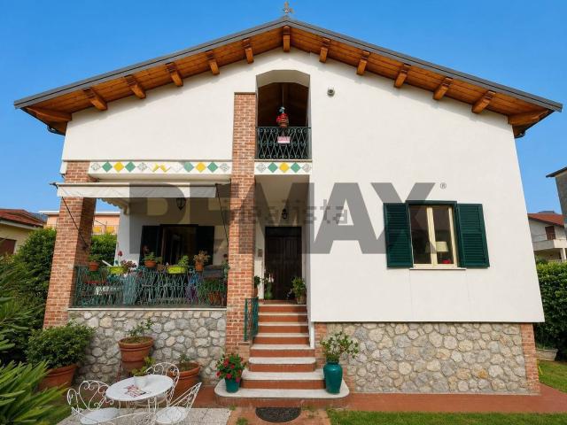 Case e ville in vendita di 294 m² in Viale della Libertà, 14