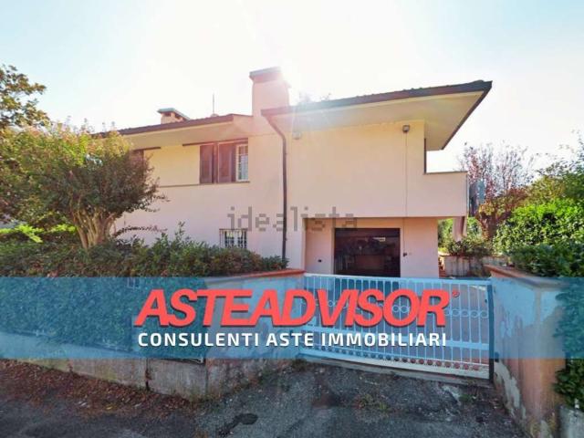 Case e ville in vendita di 294 m² in Corso L. Einaudi, 207