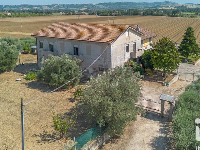Case e ville in vendita di 294 m² in Località Piane di Chienti