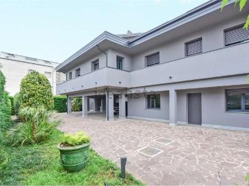 Case e ville in vendita di 295 m² in Via Concordia, 7