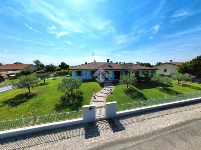 Case e ville in vendita di 295 m² in Via Caduti del Lavoro, 11