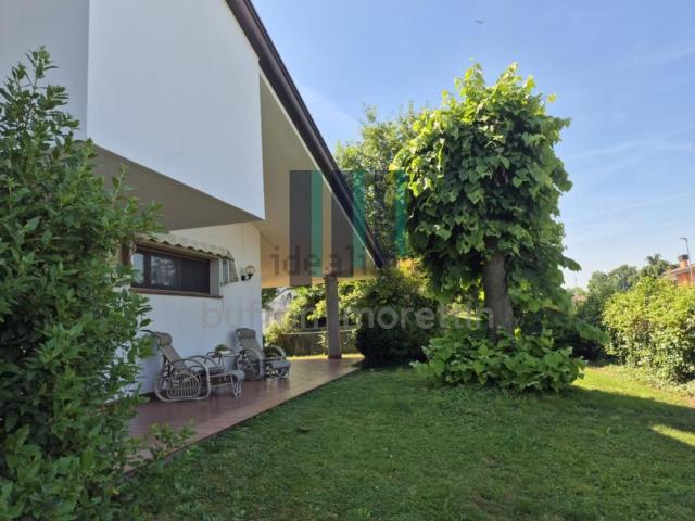 Case e ville in vendita di 295 m² in Via dei Salici, 6